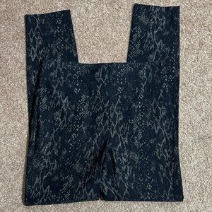 NWOT Style & Co. Black and Creamy Gold Snake Patterned Leggings Ponte Knit